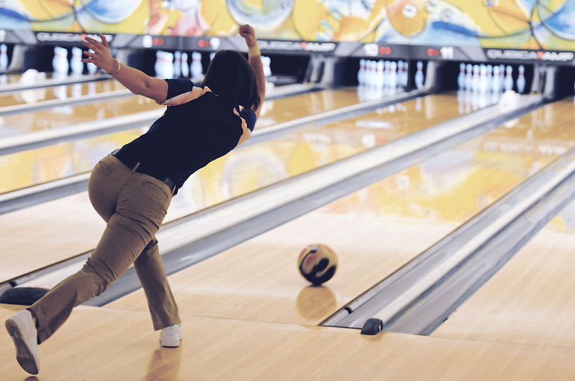 Femme bowling