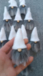 Sīktēls: Piespraude rūķītis, pelēku bārdu, baltu cepuri.