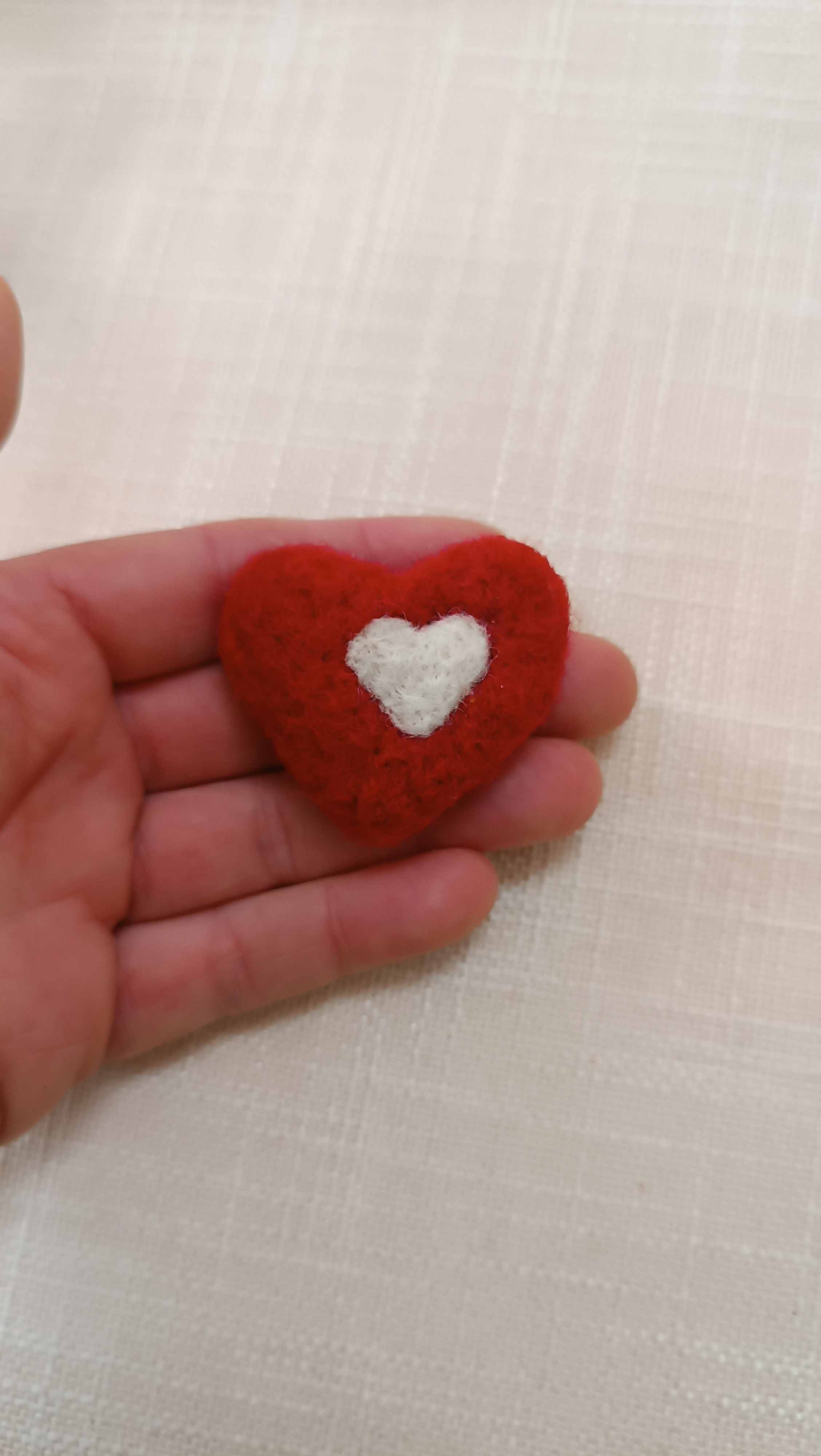 Piespraude - sirsniņa ar baltu sirsniņu