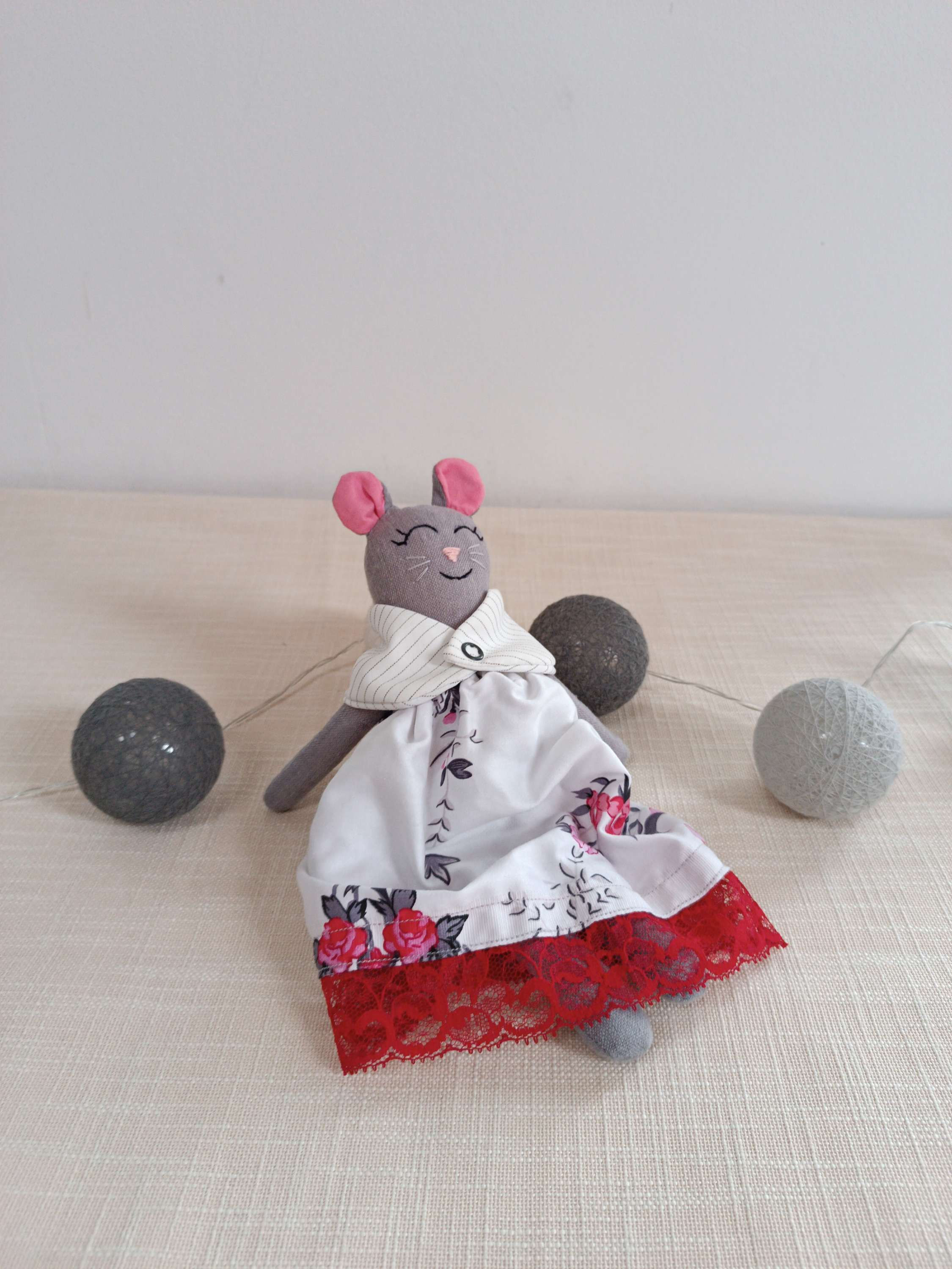 Pelīte ar gariem svārciņiem