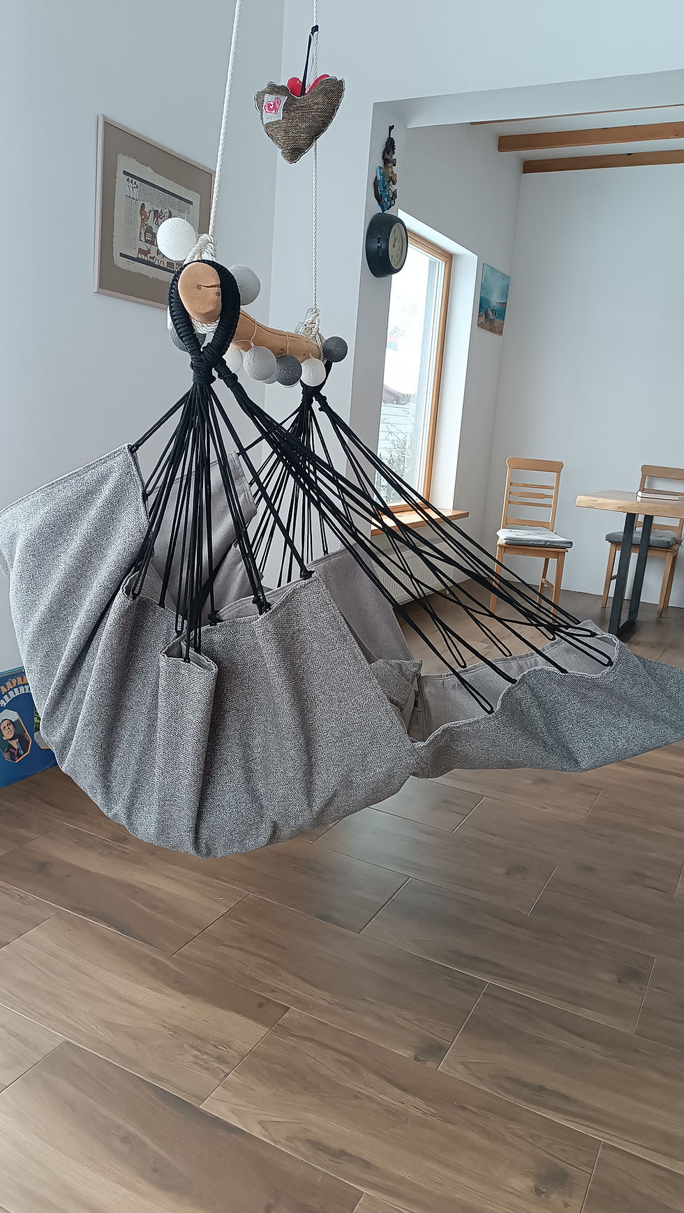 Sīktēls: Pelēks. Ar atlokamu kāju daļu. 
