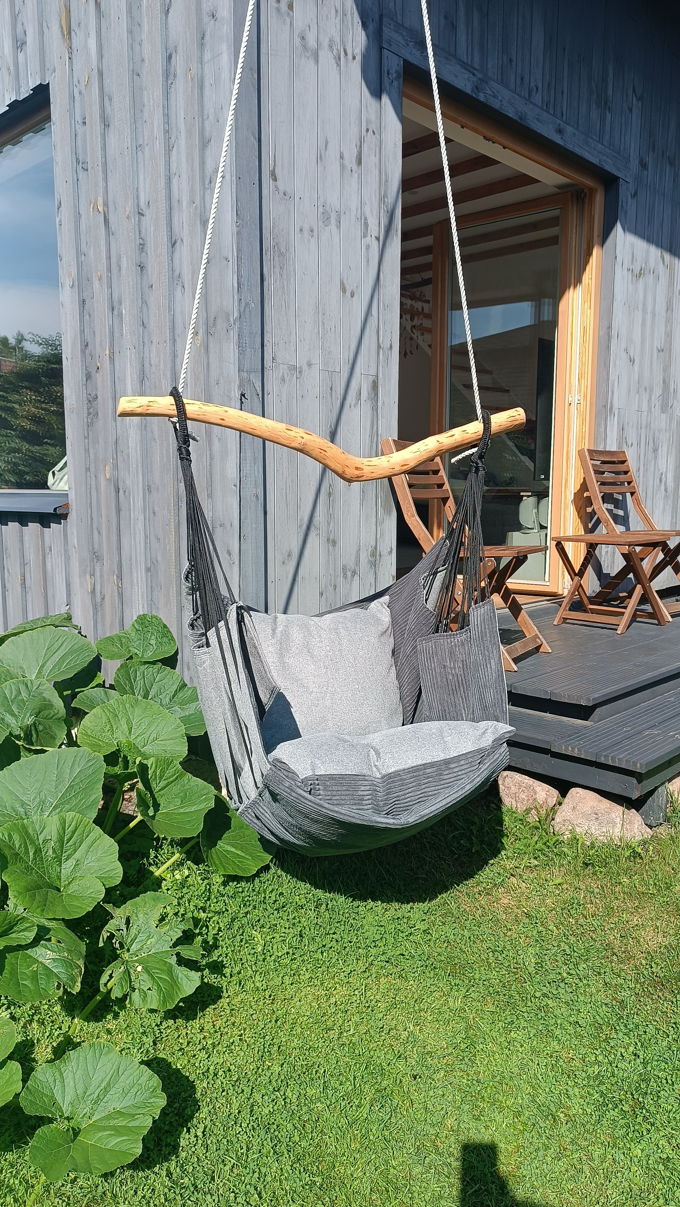 Pelēcītis ar pūkaini pelēko. Ar atlokamu kāju daļu.