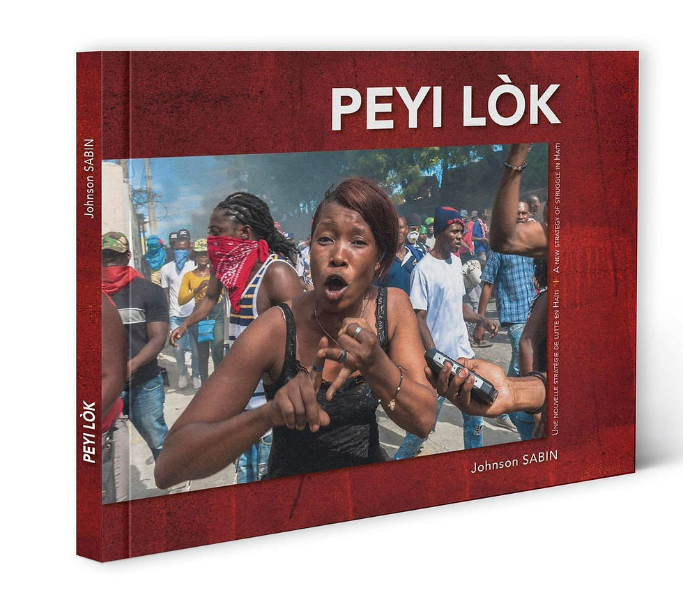 « Une manifestante haïtienne, au premier plan, exprime avec force ses revendications lors du mouvement Peyi Lòk. Autour d’elle, d’autres protestataires marchent dans la rue. Cette image constitue la couverture du livre PEYI LÒK de Johnson Sabin. »