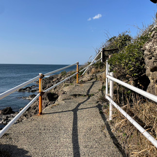 久僧海岸～中浜港へいく海岸道路沿いにある一万度明神へ続く道。釣り人にも人気のスポット☆