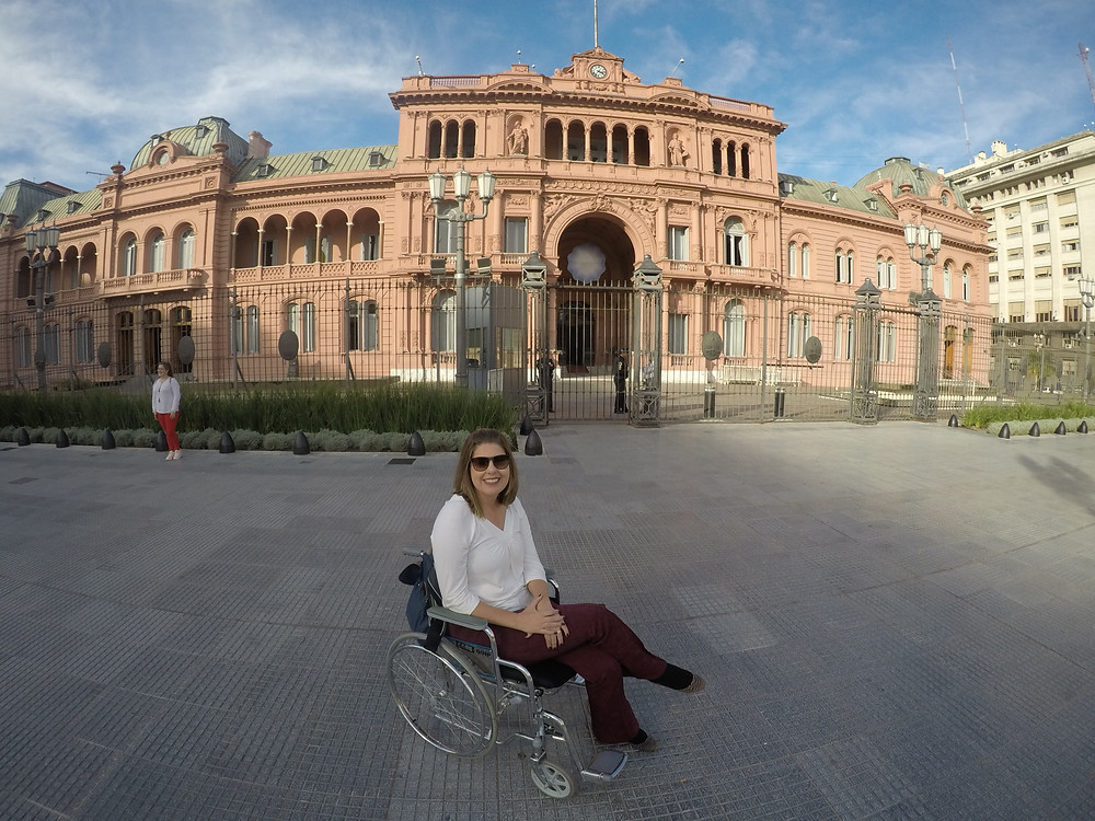 Ketly em sua cadeira, com a Casa Rosada ao fundo