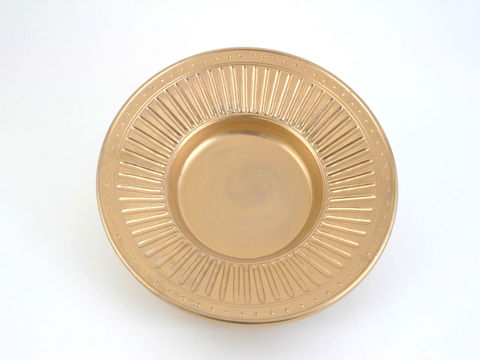 Spoke Platter, The first platter we ever threw. Classic carving stands the test of time...
Shown in 22k bright gold.
19"Diam.
*Discover all available finishes under the finish options tab.