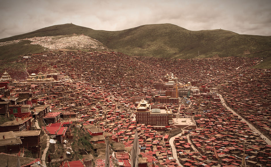 Larung_Gar_Five_Sciences_Buddhist_Academy_2014_(14660043083)_edited_edited.jpg