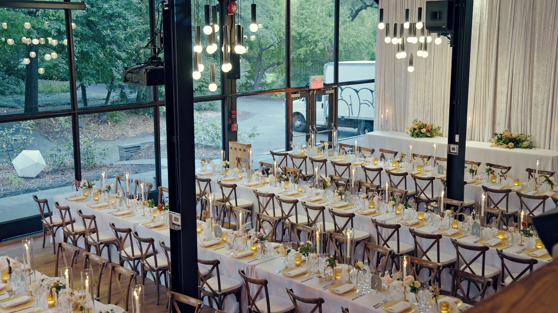 Reception decor at La Toundra, wide shot