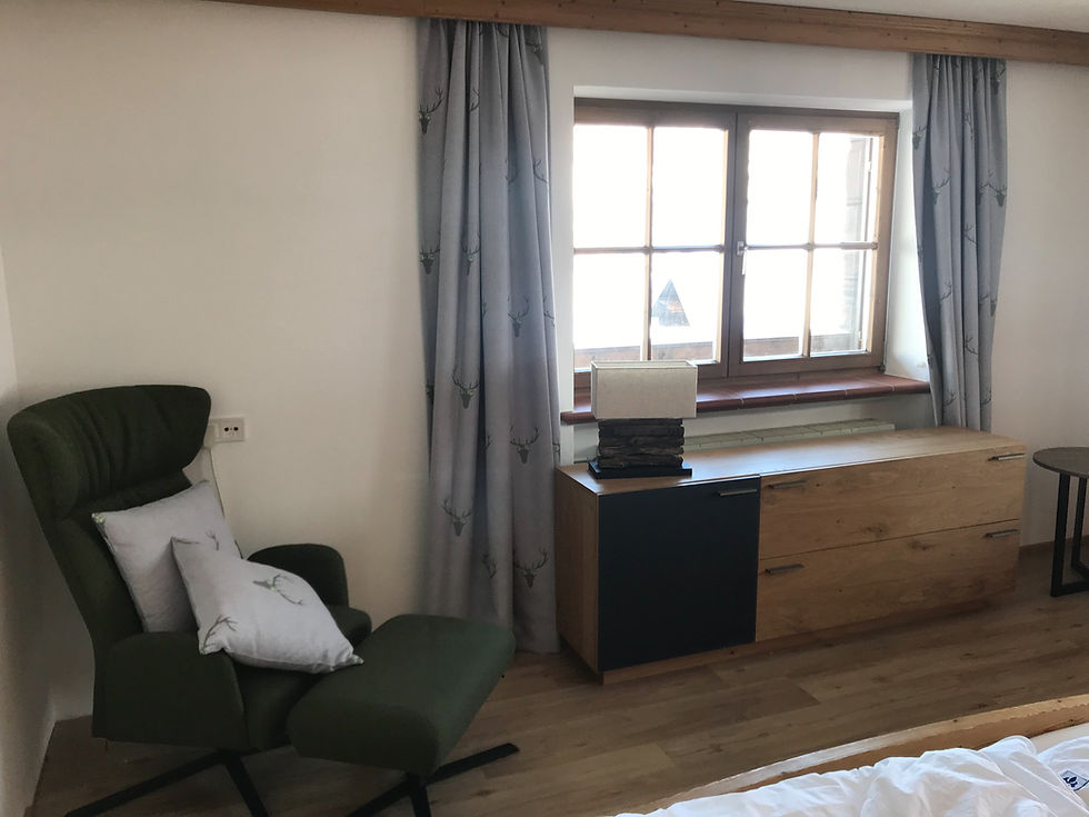 Schlafzimmer mit Lesesessel
