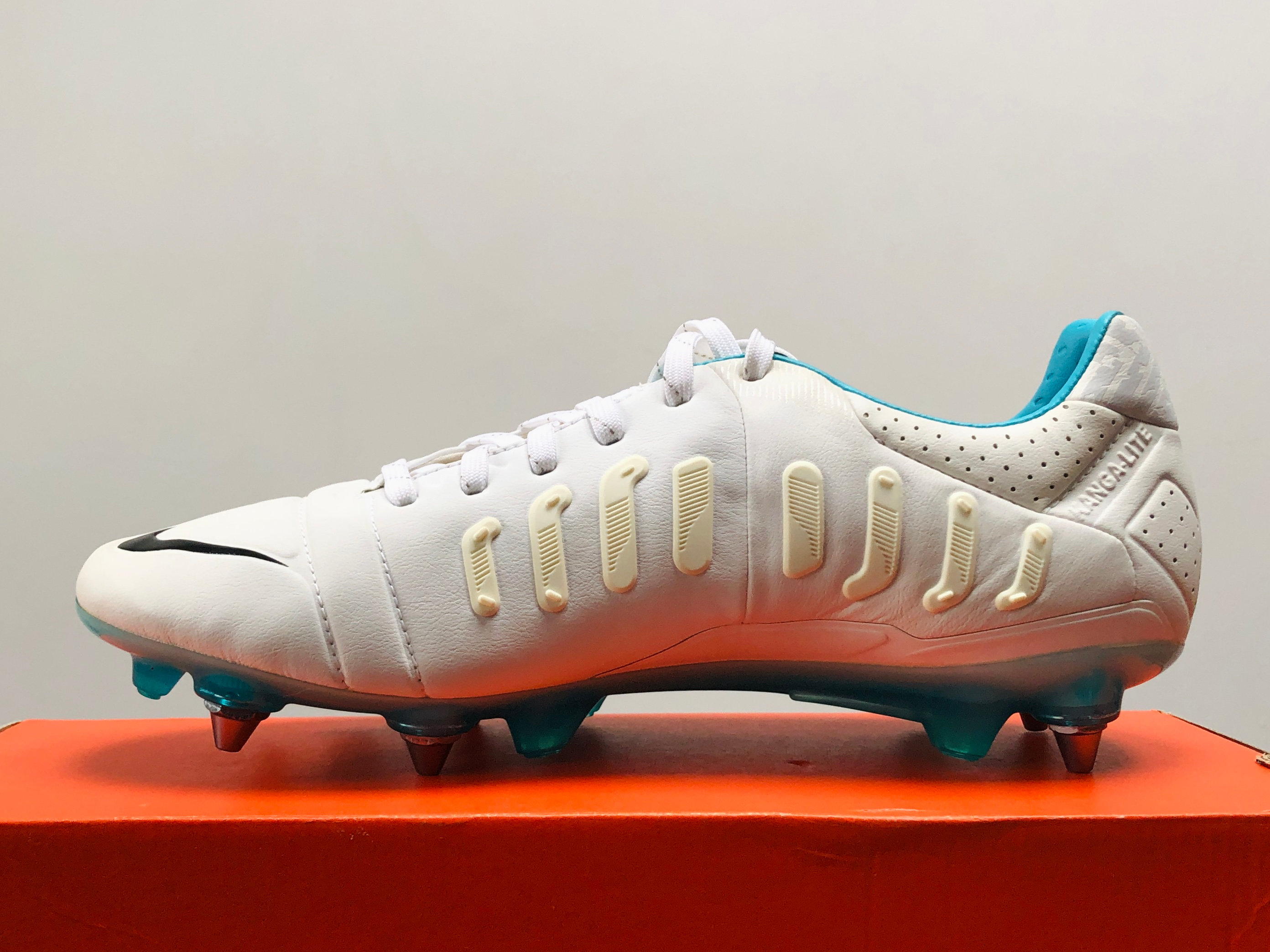 nike ctr360 maestri iii