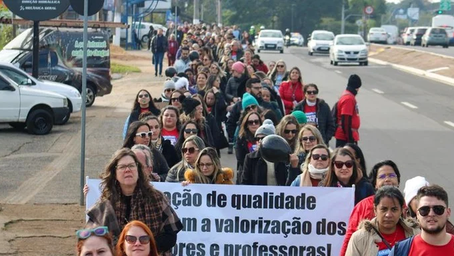 Trabalhadores da educação de Gravataí entram em estado de greve após mobilização pela valorização