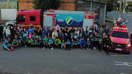 Escola de futebol cristã de Gravataí celebra títulos conquistados em São Paulo com desfile em caminhão dos bombeiros