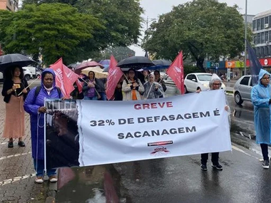 Servidores de Cachoeirinha param por um dia em protesto a defasagem salarial de 32% em 8 anos
