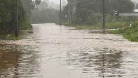 Estrada do Nazário está bloqueada após arroio transbordar