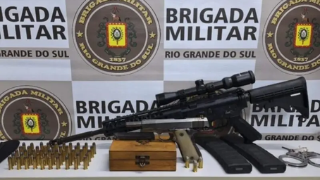 Roubo violento termina em perseguição, troca de tiros e apreensão de fuzil na Região Metropolitana de Porto Alegre