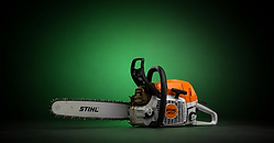 Stihl Motorsäge vor grünem Hintergrund