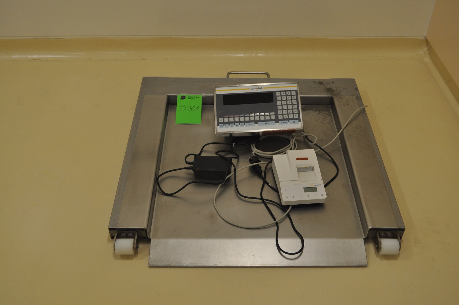 SCGB08 - SARTORIUS IS120 FLOOR SCALE