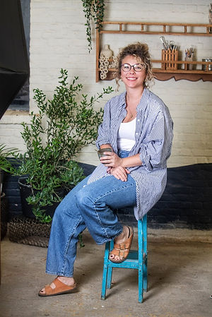 Je m'appelle Elodie Morren et je suis la fondatrice du Patio Céramique, tous les cours du Patio seront assurés par mes soins