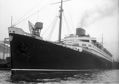 SS-Europa-departing-Hamburg-closeup-bow-min.jpeg