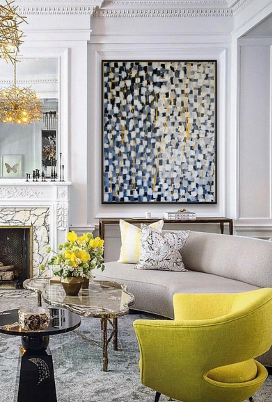 grande toile effet marbre de couleurs froides dans un salon