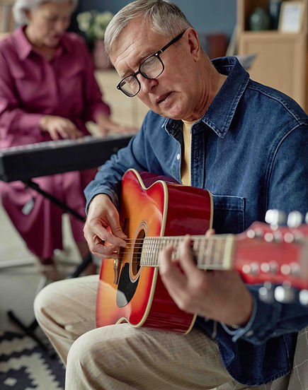 12 mature-man-playing-guitar-singing-song copiar.jpg