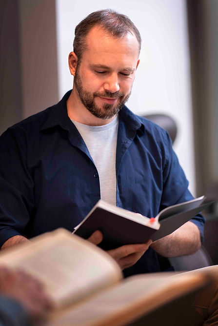 front-view-man-reading-book-club copiar.jpg