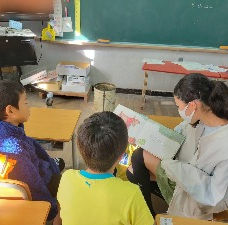 にこにこペア読書が行われました。