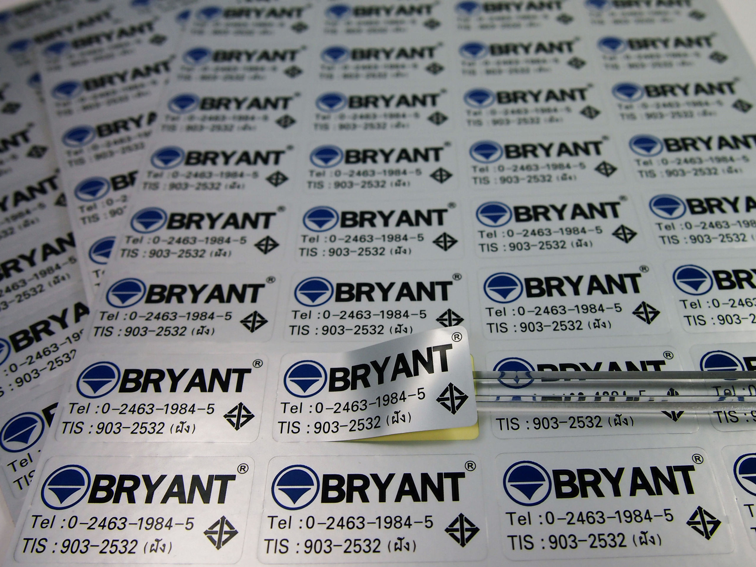 สติกเกอร์ฟอยล์สีเงิน พิมพ์โลโก้ BRYANT และเบอร์ติดต่อ
