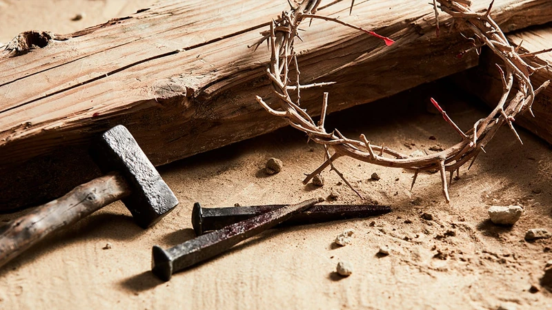 Imagen del madero los clavos y la corona de espinas