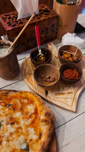 Pizza met bakjes en zijgerechten