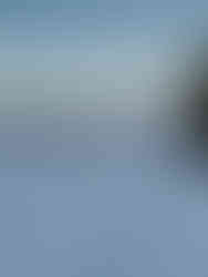 Berghut bovenop een besneeuwde berg