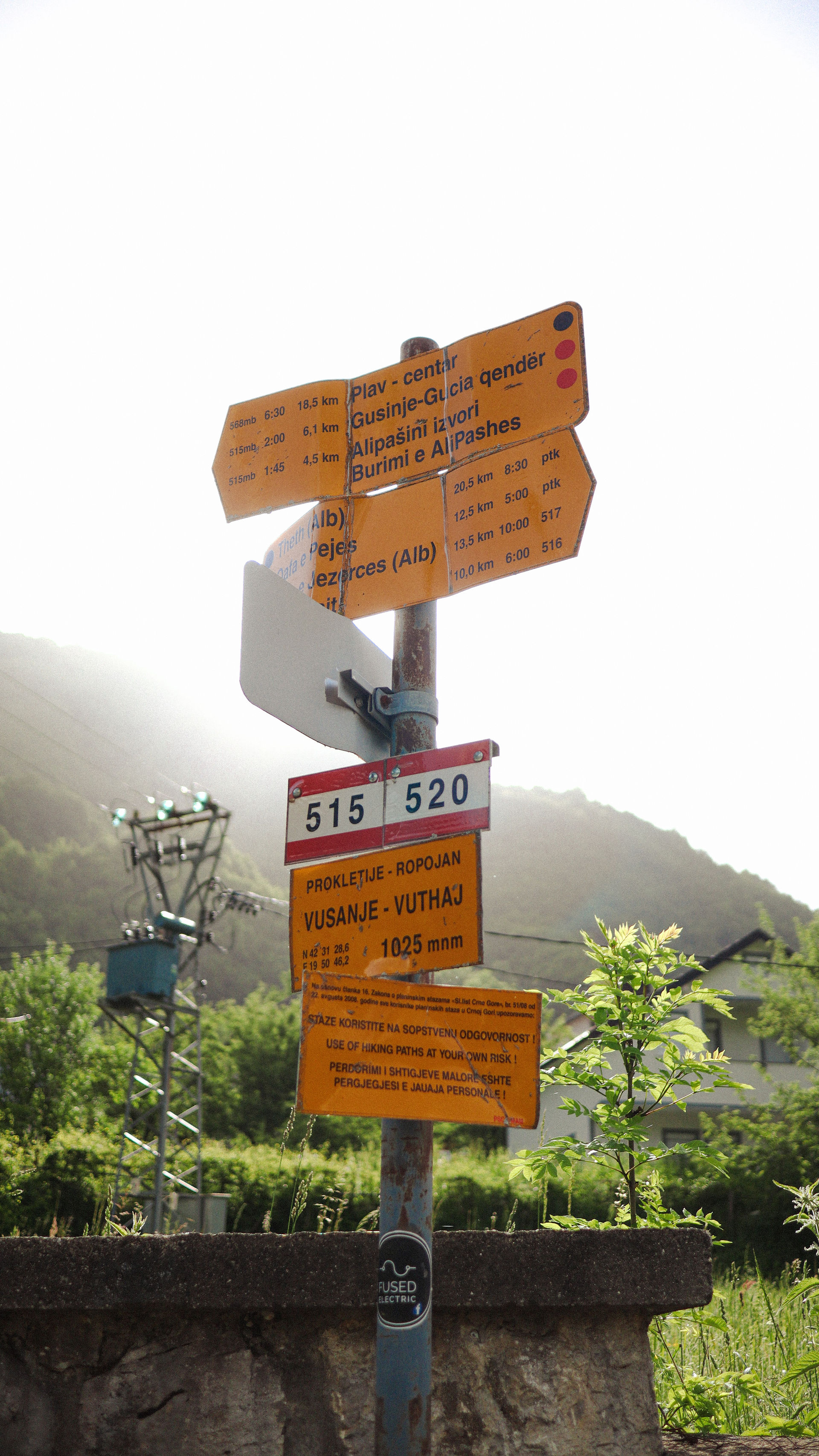 Routebordje met wandelpaden