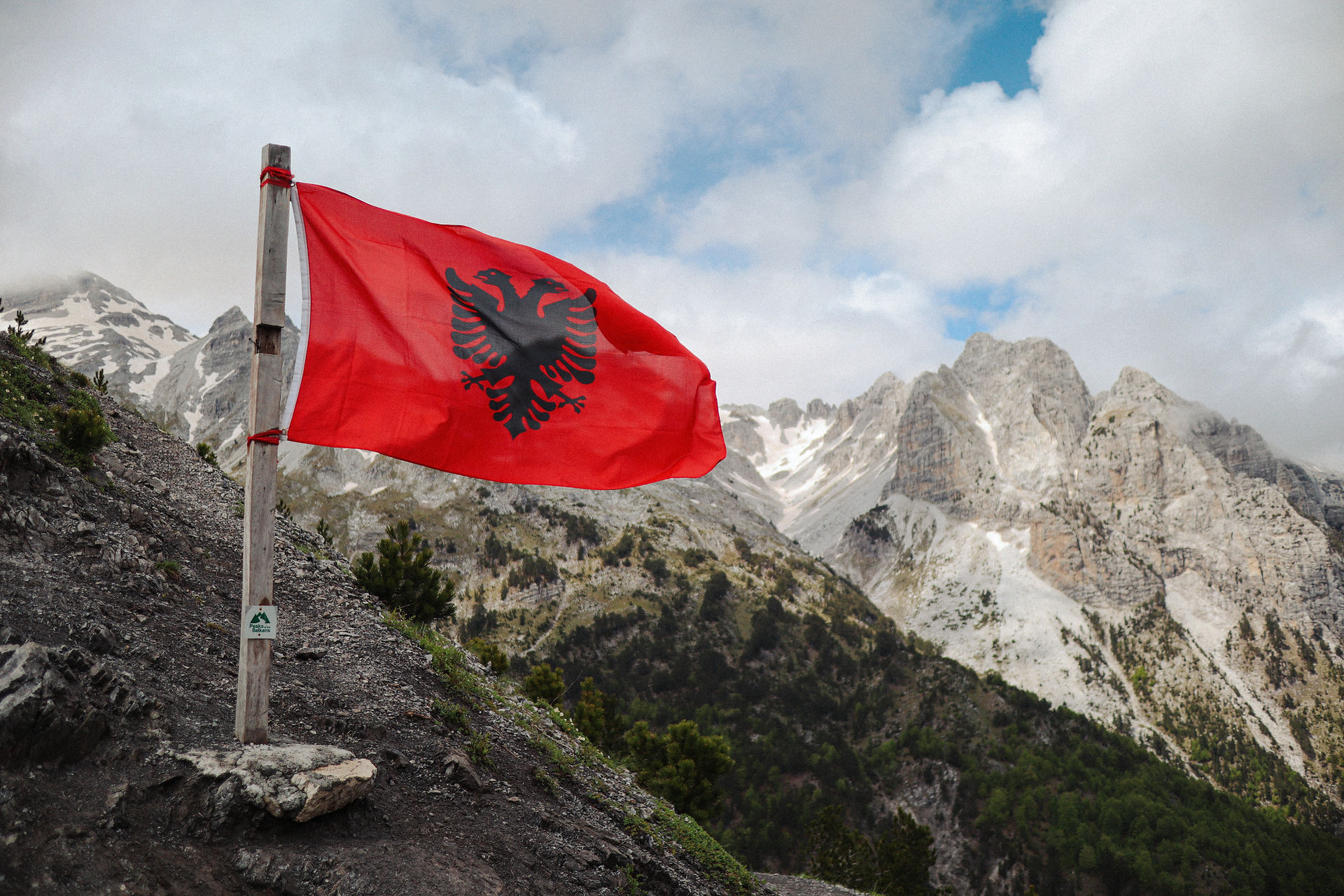 Albanese vlag op bergtop