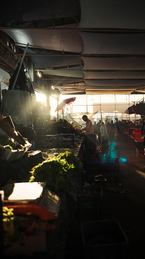 Zon stralend op een Marrokaanse markt