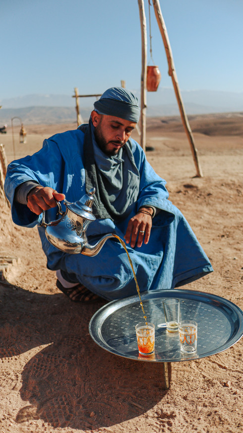 Marrokaanse thee wordt ingeschonken