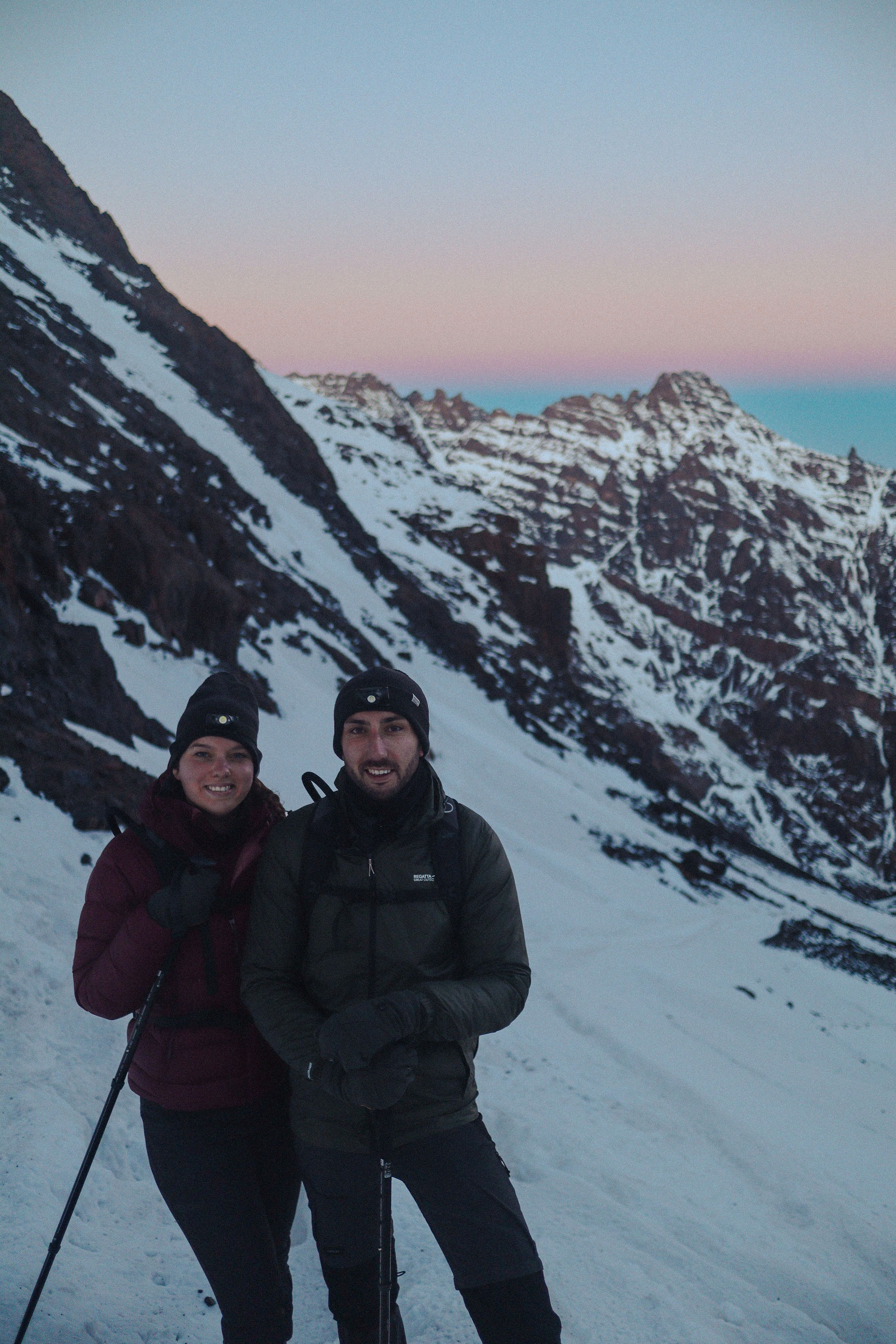 Twee hikers op een besneeuwd pad in de bergen