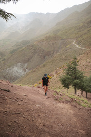 Vrouw wandelen in de bergen