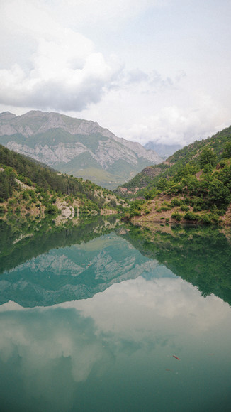 Uitzicht op de bergen vanaf het Komani meer