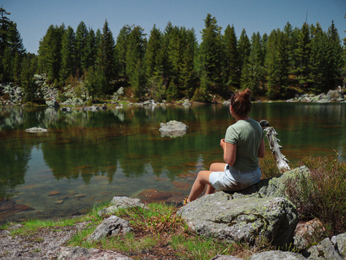 Wandelaar zittend aan het Jezero meer