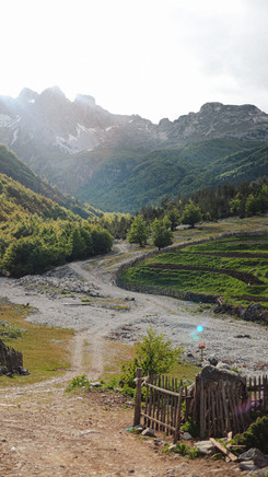 Bergen in Valbone met een pad voor de herders