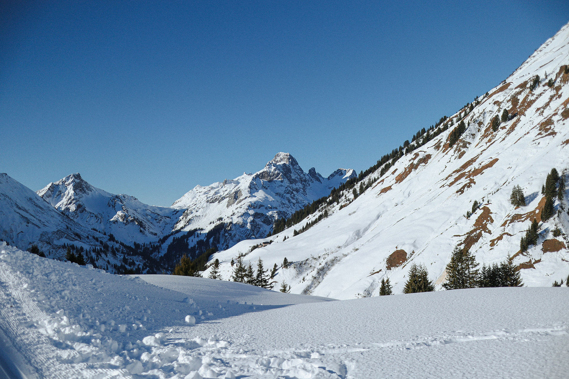 Besneeuwde bergtoppen