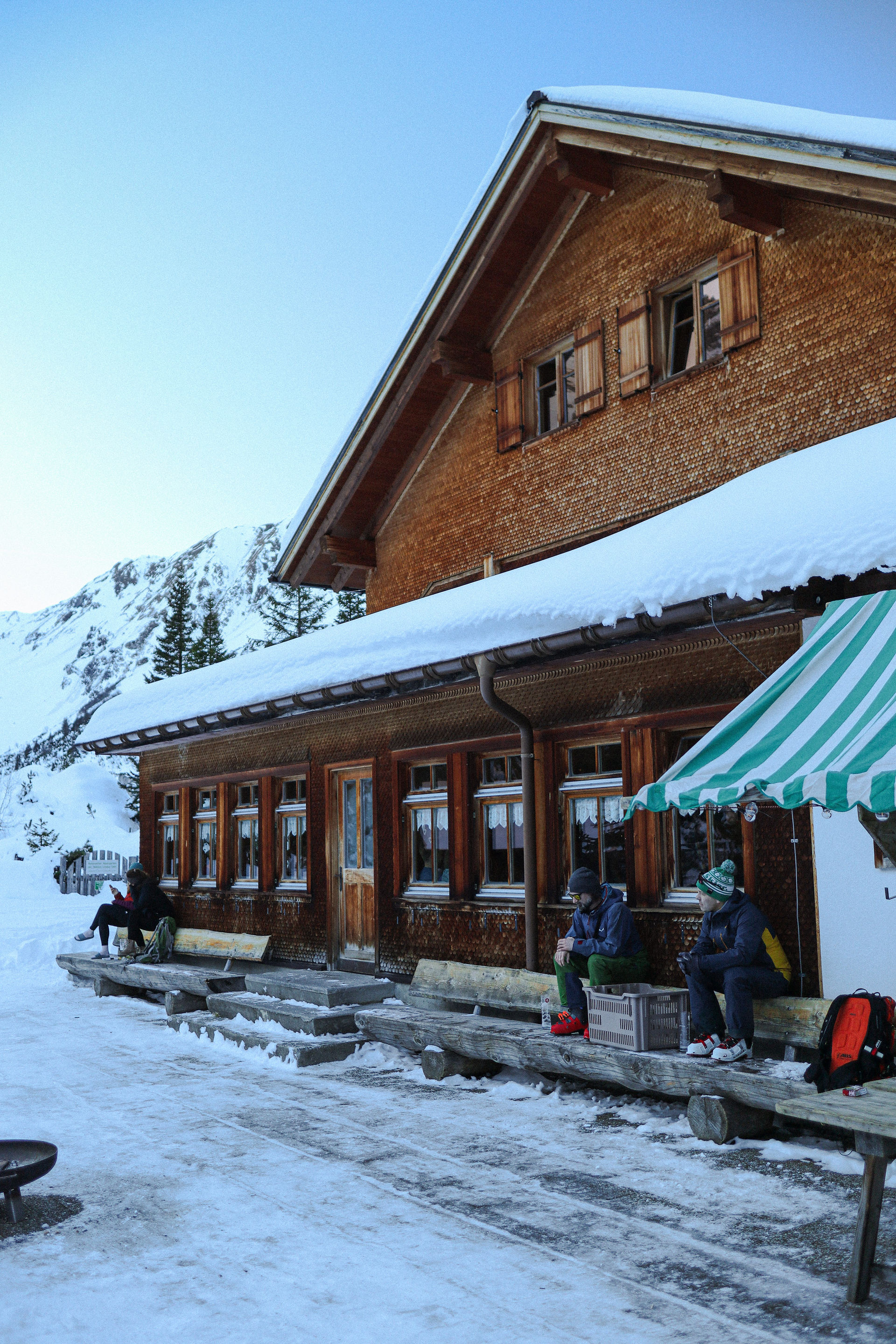 Berghut in de sneeuw