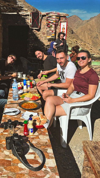 Tafel met lunch in het Atlas gebergte