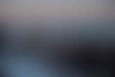 Zonsopgang achter besneeuwde bergen