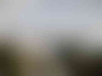 Wolken in dal met bergtoppen op de achtergrond