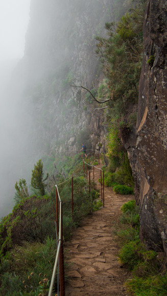 Pad langs een bergwand