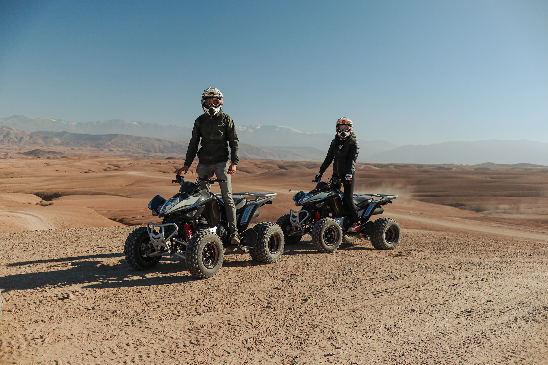 Twee personen op quads in de woestijn