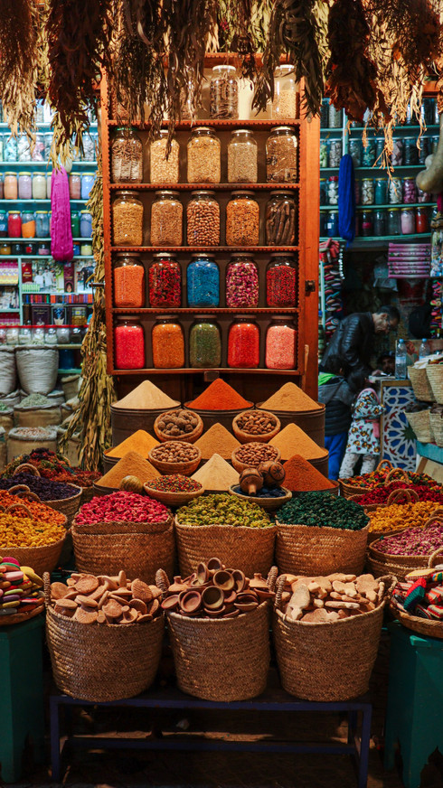 Marktkraam met kruiden en poeders