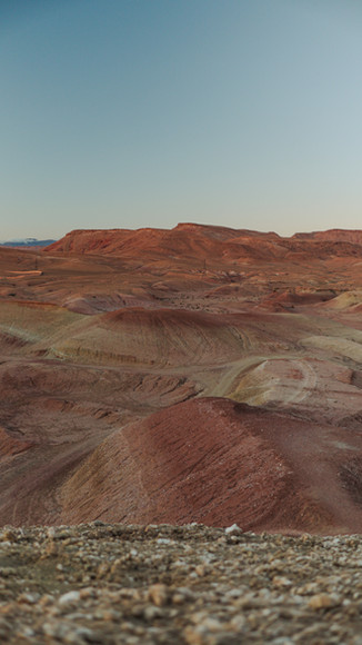 Heuvels in een rood landschap