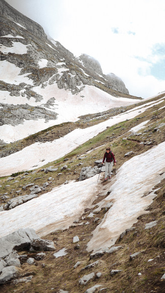 Besneeuwde paden op de Preslopi pas
